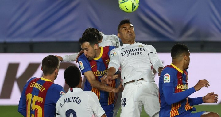 Casemiro luchando una pelota con Sergio Busquets en el clásico en Valdebebas / EFE