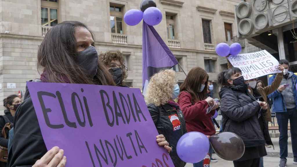 Concentración contra Eloi Badia delante de l'Ajuntament de Barcelona / CG