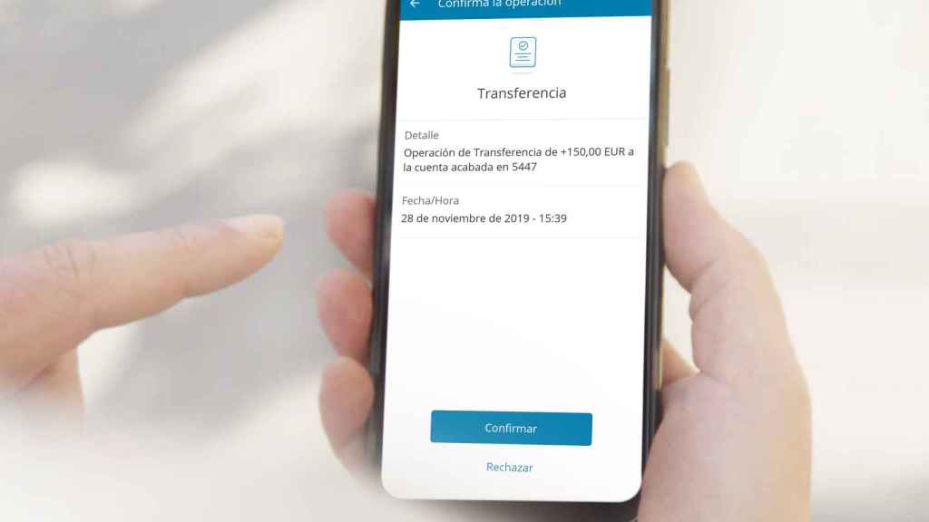 Un usuario accede a la app CaixaBank Sign para validar una operación / CAIXABANK