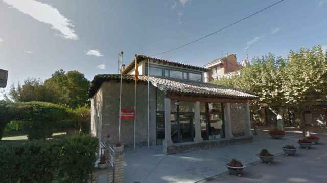 Ayuntamiento de Prats de Lluçanès, en el que se puede leer una pancarta que reza El Lluçanès és comarca / GOOGLE STREET VIEW