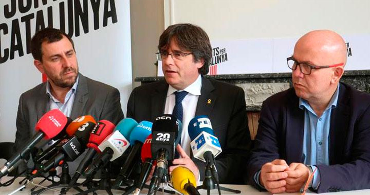 El prófugo Carles Puigdemont (c), junto a Gonzalo Boye (d) y Toni Comín (i) en Bruselas / EFE