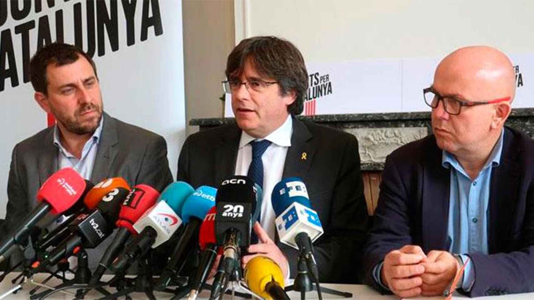 El prófugo Carles Puigdemont (c), junto a Gonzalo Boye (d) y Toni Comín (i) en Bruselas / EFE