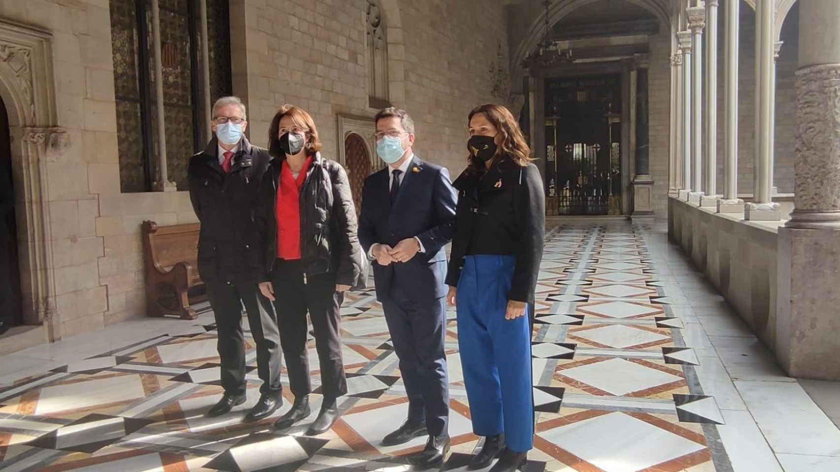 El vicepresidente de la ANC, David Fernàndez, la presidenta de la entidad, Elisenda Paluzie, el presidente de la Generalitat, Pere Aragonès, y la consellera de Presidencia, Laura Vilagrà, en una reunión en el Palau de la Generalitat / EUROPA PRESS