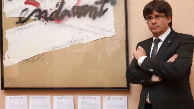 Carles Puigdemont, posando ante cinco resoluciones del Tribunal Constitucional, ejemplo de la deslegitimación de los jueces por parte del independentismo / @KRLS