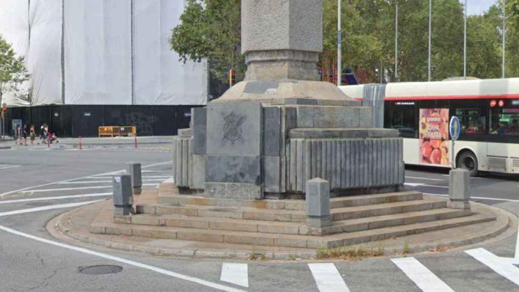 Escudo monárquico en el monolito de la plaza Cinc d'Oros de Barcelona / GOOGLE