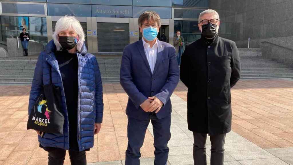 Carles Puigdemont (c) con los diputados de la CUP Dolors Sabater (i) y Carles Riera (d) en su encuentro en Bruselas / CARLES RIERA