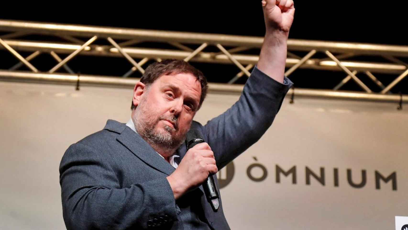 El exvicepresidente de la Generalitat Oriol Junqueras, saludando a sus simpatizantes en el acto unitario organizado por Òmnium Cultural a las puertas de la cárcel de Lledoners, antes de su entrada en prisión tras haberle sido revocado el tercer grado / EF