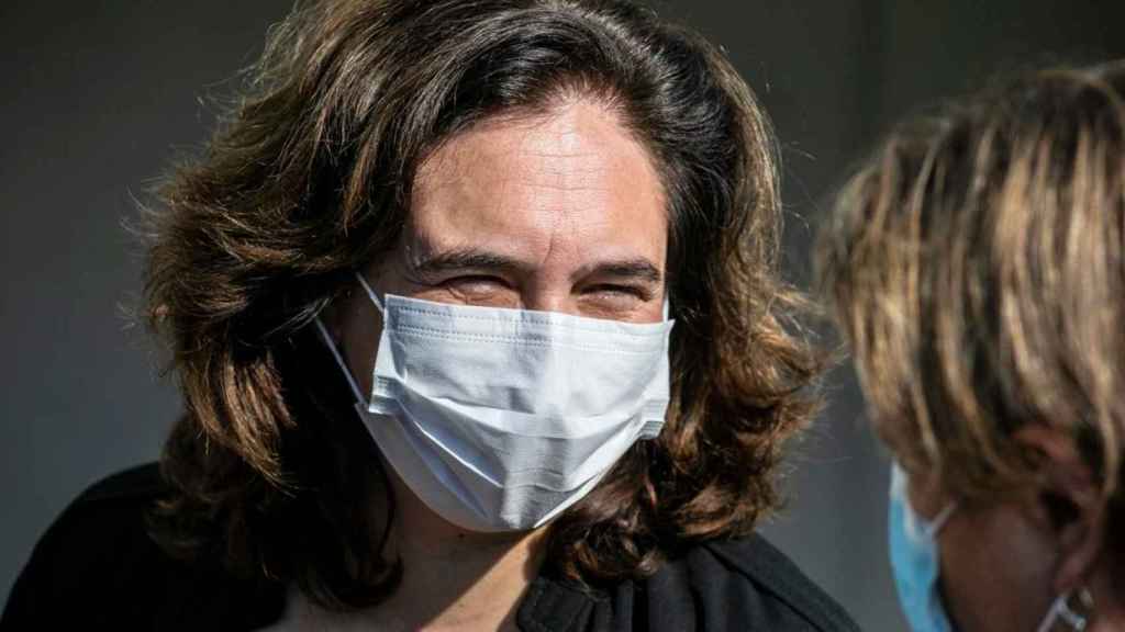 Ada Colau, alcaldesa de Barcelona, ataviada con mascarilla en un acto público anterior / AJBCN