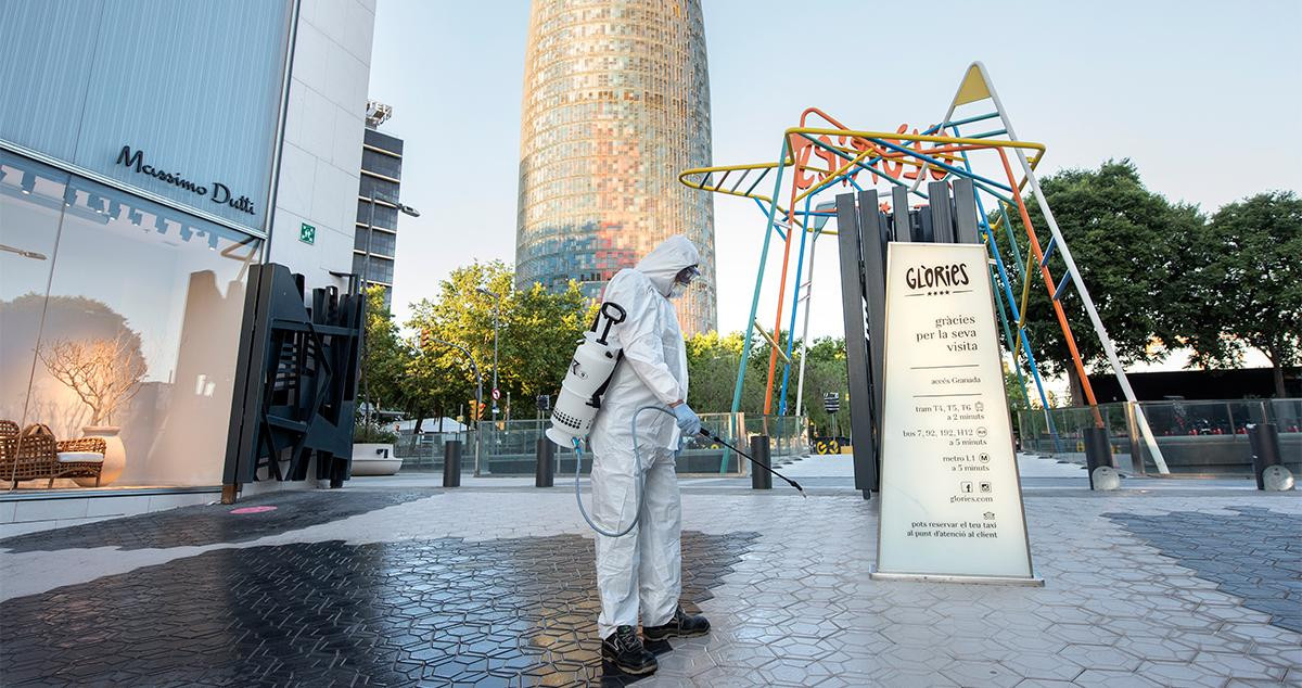 Desinfección del recinto de Glòries, uno de los centros comerciales preparados para la reapertura en Barcelona