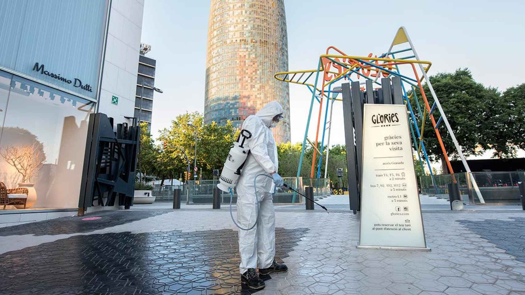 Desinfección del recinto de Glòries, uno de los centros comerciales preparados para la reapertura en Barcelona