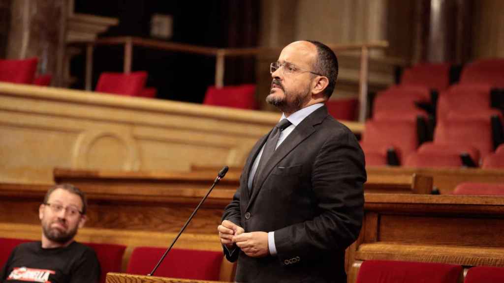 El líder del PP de Catalunya, Alejandro Fernández, en un pleno del Parlament / PARLAMENT