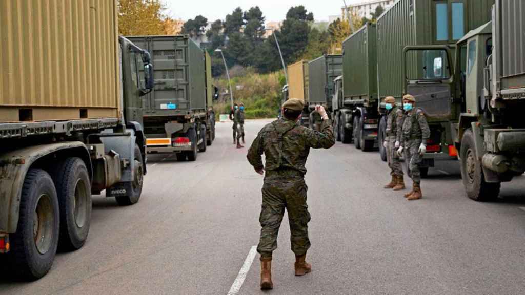 Miembros del Ejército de Tierra en Sabadell, donde se está montando un hospital de campaña / EFE