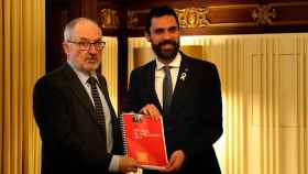 El Síndic de Greuges Rafael Ribó, junto al expresidente del Parlament, Roger Torrent, en una imagen de archivo / EFE