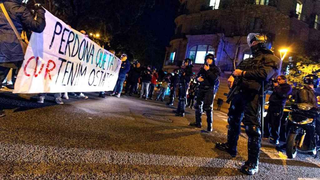 Mossos d'Esquadra, ante una de las protestas que han cortado la avenida Meridiana durante meses / EFE