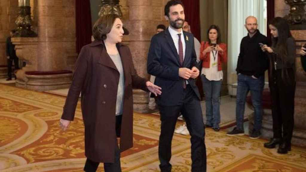 La alcaldesa Ada Colau con el presidente del Parlament, Roger Torrent, en una imagen reciente