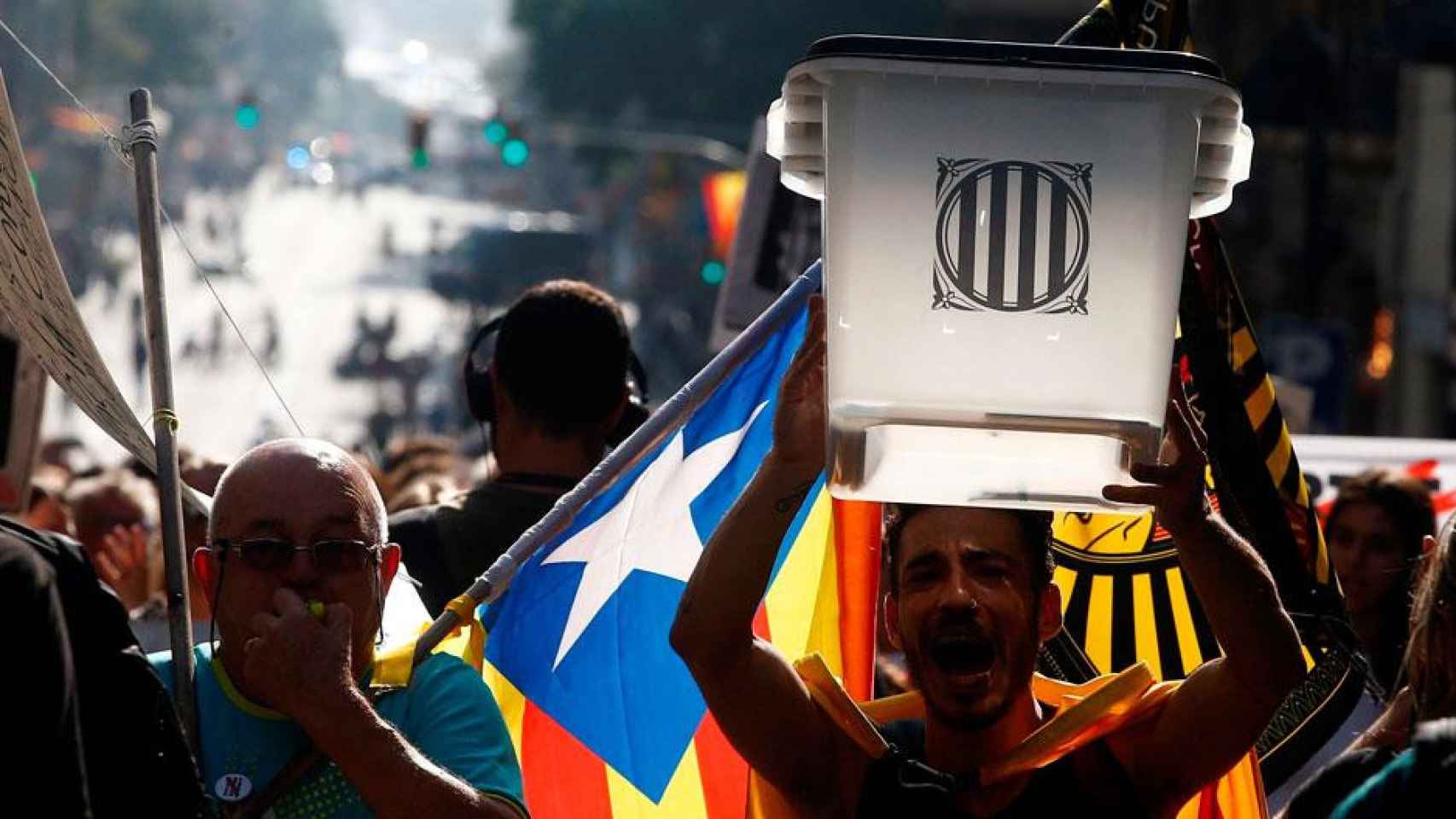 Reacciones en la calle de los independentistas tras conocer la condena del Tribunal Supremo, la judicialización de la política que denuncian los sindicatos / EFE