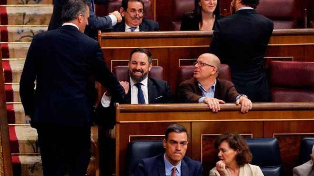 Santiago Abascal, de Vox, saluda a Javier Ortega Smith ante la mirada de José Zaragoza / EFE