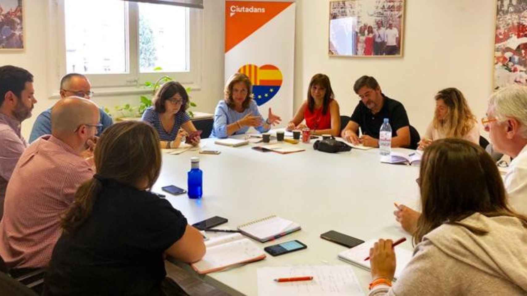 Carina Mejías, de azul en el centro, en la reunión del grupo municipal de Ciudadanos en Barcelona el lunes / Cs