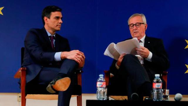 El presidente de la Comisión Europea, Jean-Claude Juncker (d), junto al presidente del Gobierno, Pedro Sánchez (i) / EFE