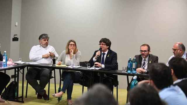 Carles Puigdemont preside la reunión del grupo parlamentario de JxCAT en Berlín, junto con los prepolíticos que le apoyan / JXCAT