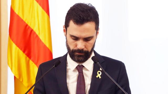El presidente del Parlament, Roger Torrent, durante la comparecencia que ha realizado esta mañana en la cámara catalana / EFE