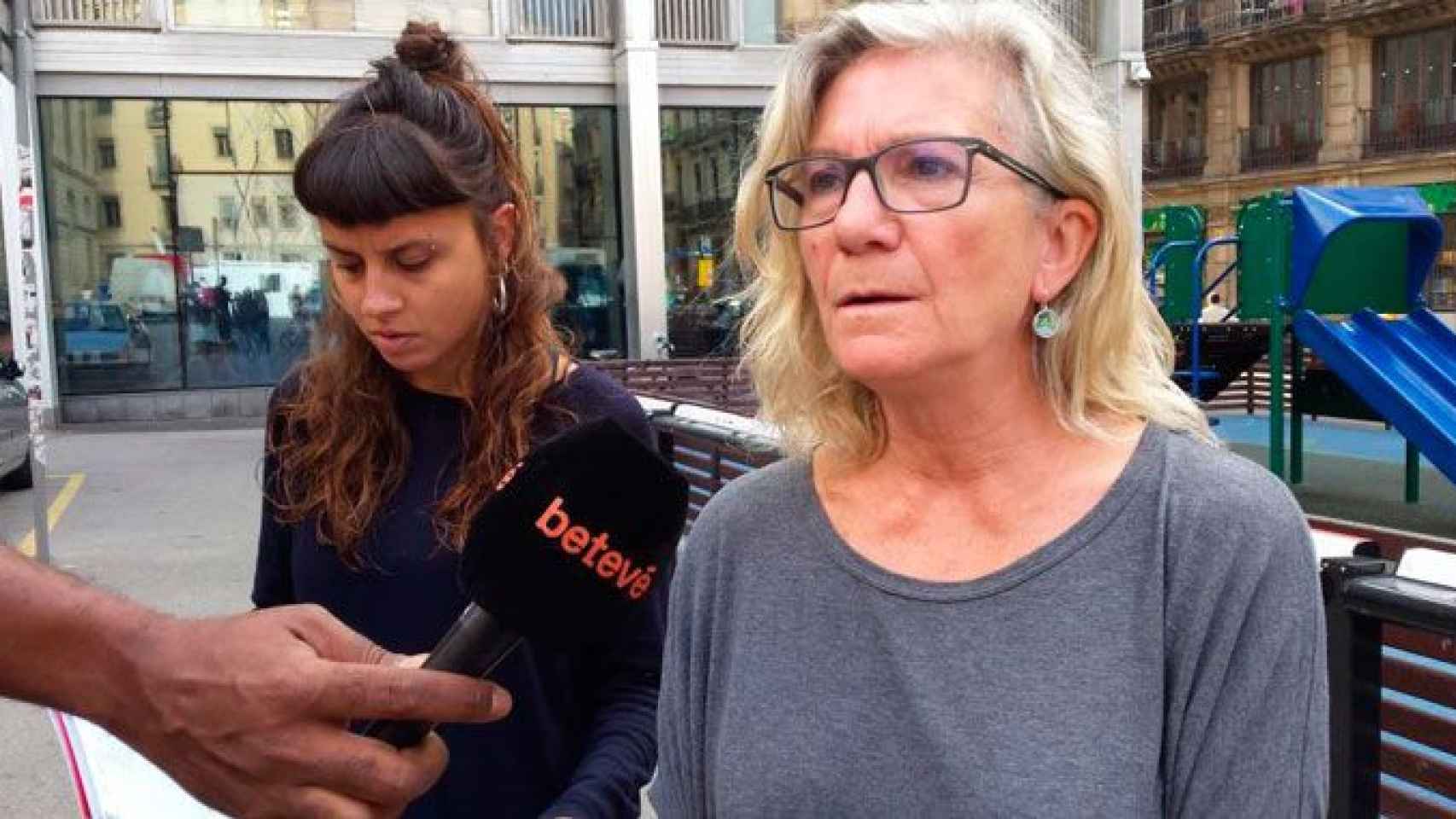 Maria José Lecha (d) y Maria Rovira (i), concejales de la CUP en el Ayuntamiento de Barcelona / EP