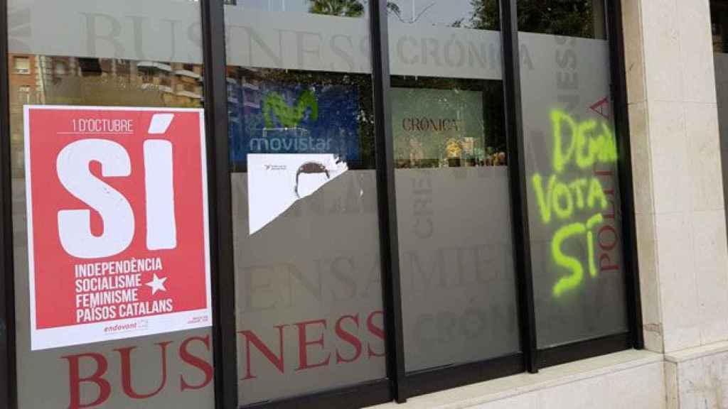 Fotografía del ataque vandálico con carteles pro referéndum contra Crónica Global / CG