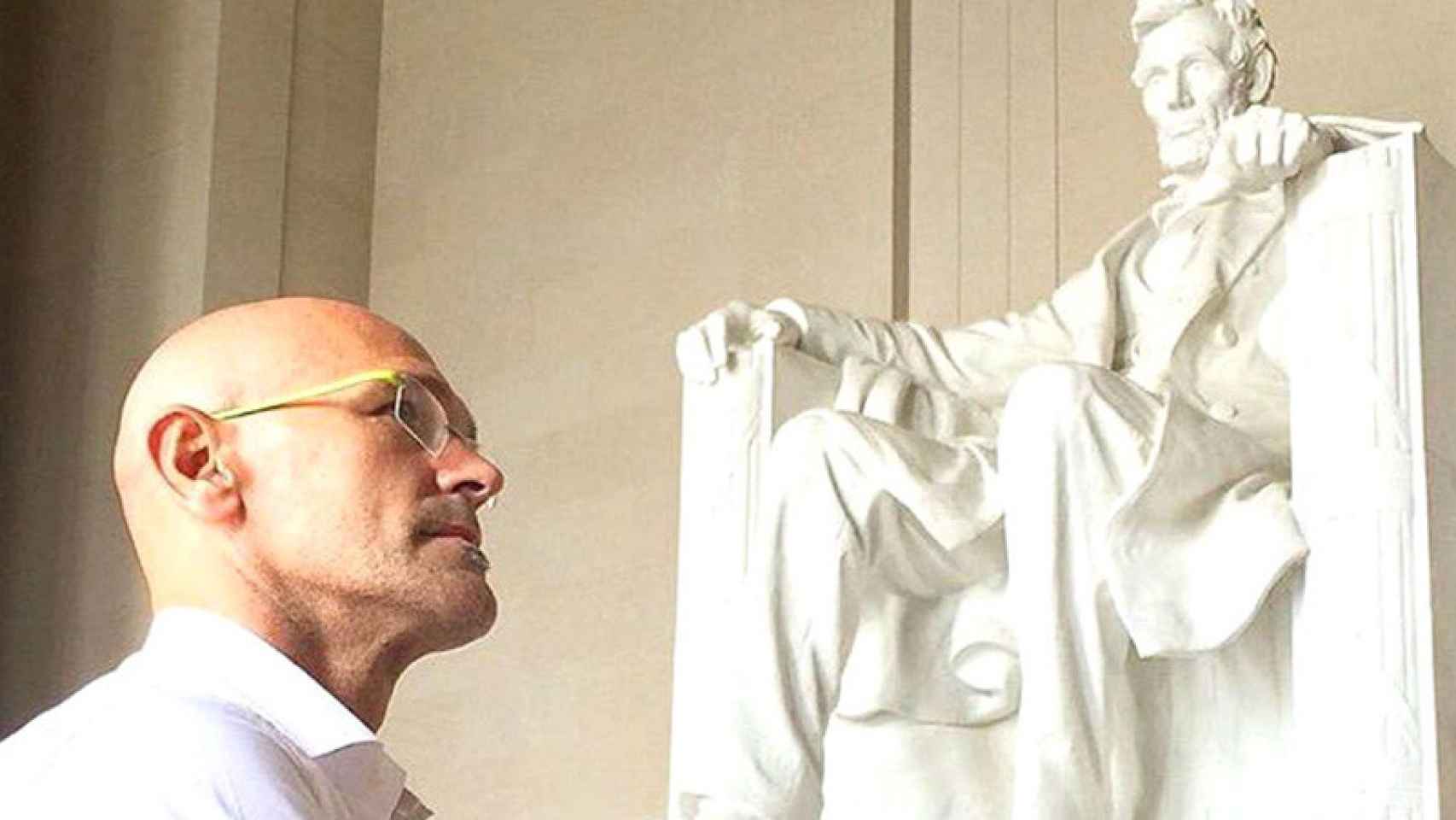 El consejero catalán de Asuntos Exteriores, Raül Romeva, ante el monumento a Abraham Lincoln en Washington / INSTAGRAM