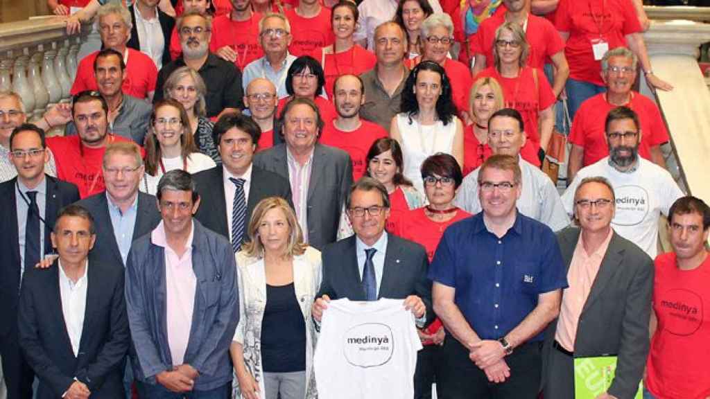 El president de la Generalitat, Artur Mas, i la vicepresidenta i consellera de Governació, Joana Ortega, al Parlament amb veïns de Medinyà