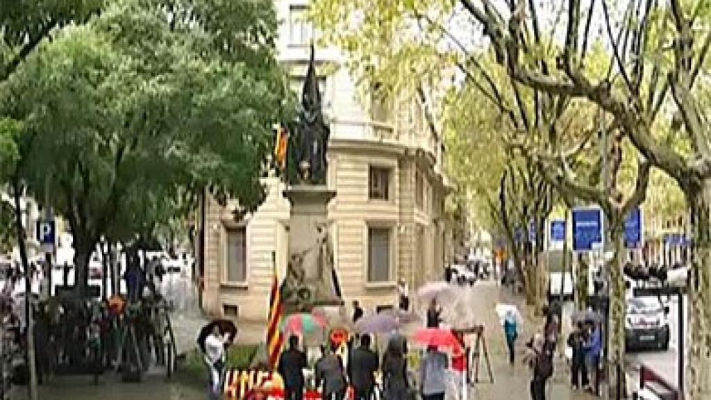 Ofrenda floral a la estatua a Rafael Casanova en Barcelona