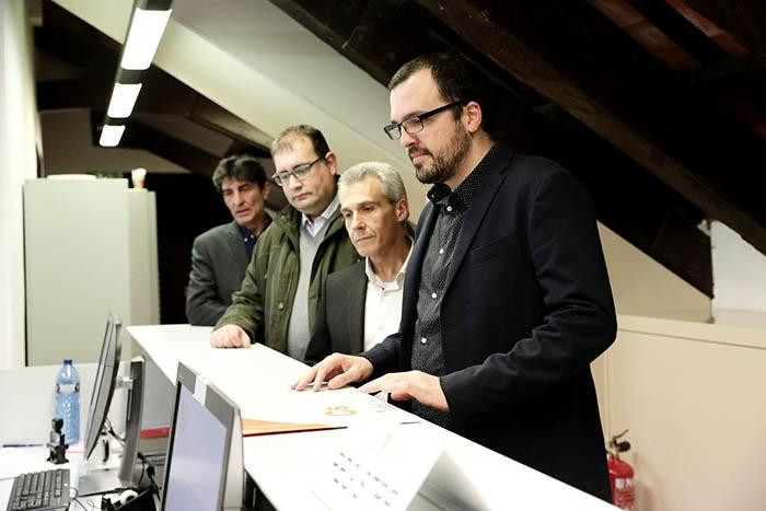 El diputado de Ciudadanos, Sergio Sanz (en primer plano) junto a los concejales de Cs en Sant Adrià de Besós Pedro Sánchez, Óscar Marjalizo y Francisco Navarro, presentan una iniciativa parlamentaria sobre vivienda pública / CG