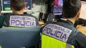 Agentes de Policía Nacional investigan contenidos en la red.