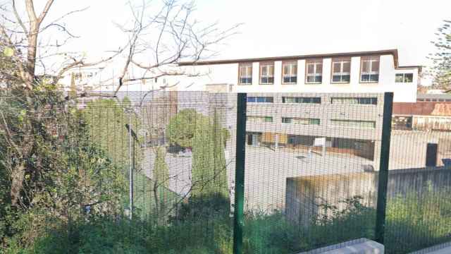 Escuela la Muntanyeta, en Sants-Montjuïc, a la que unos ladrones han dejado sin techo / GOOGLE STREET VIEW