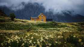 Casa rural al pie de las montañas / UNSPLASH