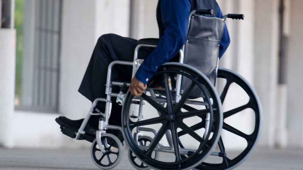 Una persona con movilidad reducida en silla de ruedas, como las que un hombre ha robado en centros sanitarios del Vallès Oriental