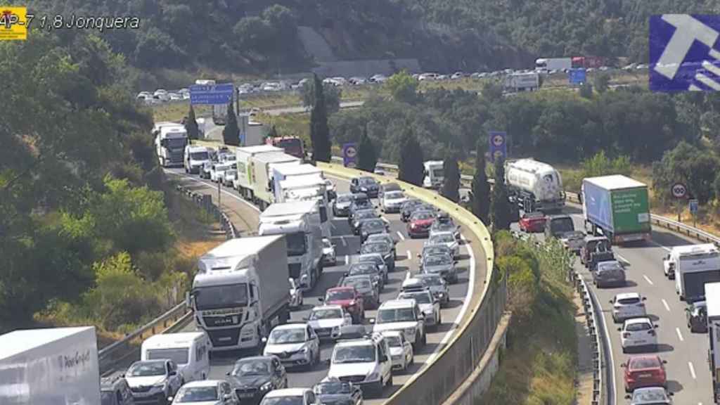 Un incendio en el margen de la AP-7 dificulta la operación retorno y causa 6km de colas / SERVEI NACIONAL DE TRÀNSIT