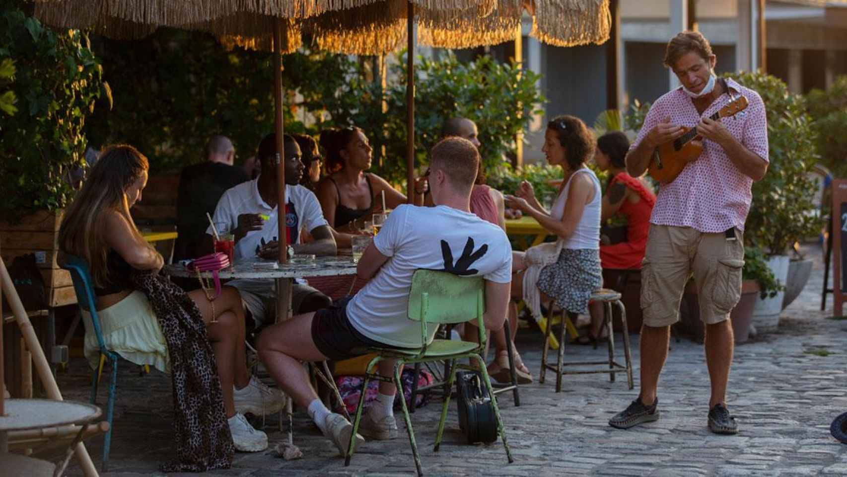 Turistas en una terraza de Barcelona / EP