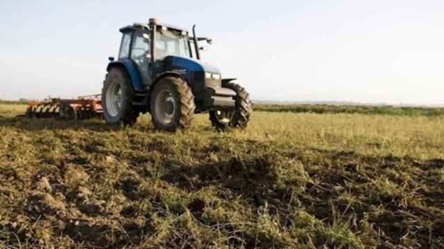 Un tractor en mitad del campo como símbolo de la España vaciada / EUROPA PRESS