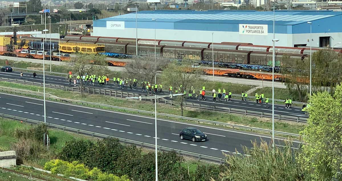 Un grupo de transportistas corta la Ronda Litoral / CRÓNICA GLOBAL