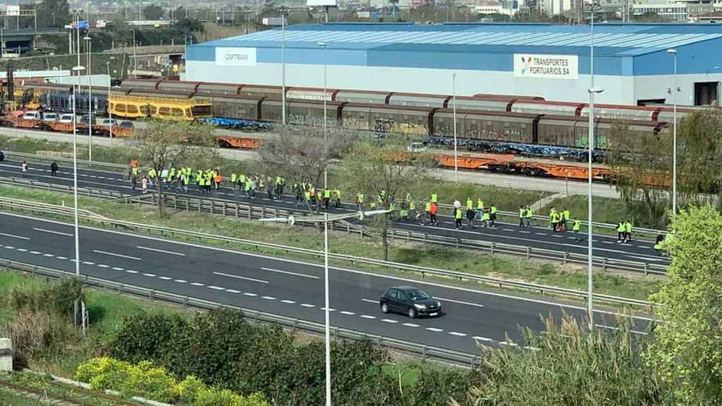 Un grupo de transportistas corta la Ronda Litoral / CRÓNICA GLOBAL