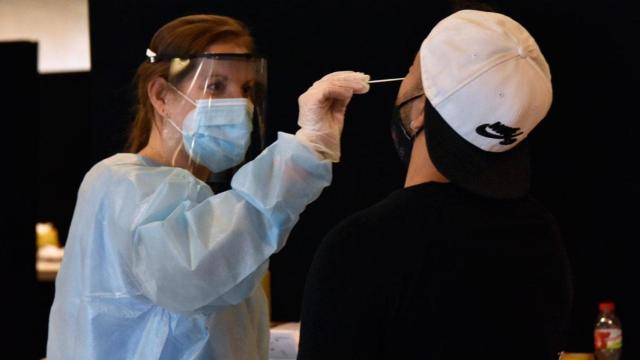Una sanitaria toma una muestra para un test de coronavirus a un asistente al Festival Cruïlla 2021 / EP