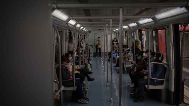 Varias personas viajan en el metro de Barcelona / EP