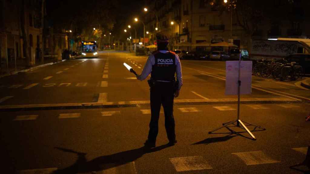 Un mosso vigilando durante el toque de queda / EP