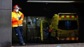 Un sanitario protegido contra el coronavirus en el Hospital de Sant Pau de Barcelona / EP