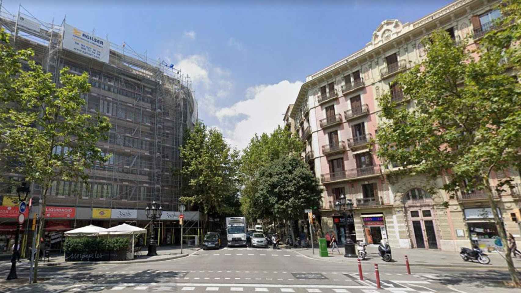 Gran Via de les Corts Catalanes en su confluencia con Muntaner, donde se produjo el robo a punta de navaja / GOOGLE MAPS