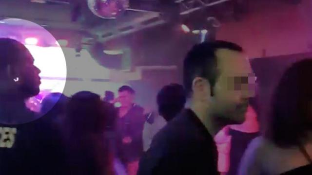 Imagen del portero del Puerto Olímpico apuñalado tras el robo de un móvil: la cliente de 26 años que protegió murió durante la misma agresión / CG