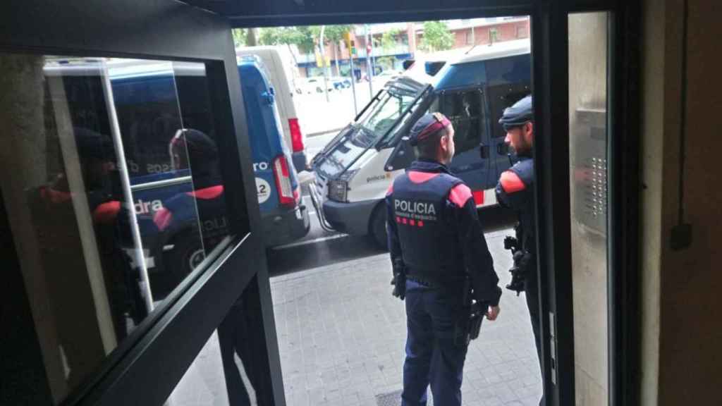 Los Mossos d'Esquadra en plena operación antidroga en la que se han detenido a seis personas / MOSSOS