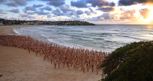 Miles de personas desnudas participando en el montaje del fotógrafo Spencer Tunick en Sydney, Australia / EFE - DEAN LEWINS