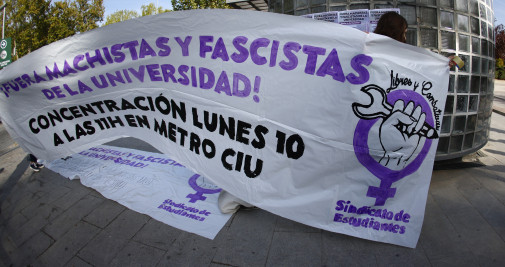 Concentración convocada por el Sindicato de Estudiantes en protesta por los gritos machistas de residentes del Colegio Mayor Elías Ahuja en la Avenida Complutense en Madrid, este viernes / EFE