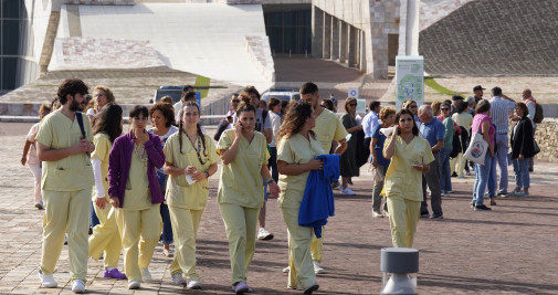 Profesionales sanitarios salen de la Cidade de Cultura durante el desalojo por amenaza de bomba / EUROPA PRESS